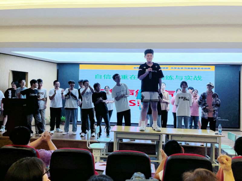 今日速递|王后雄精品补习学校感恩励志演讲报告！
