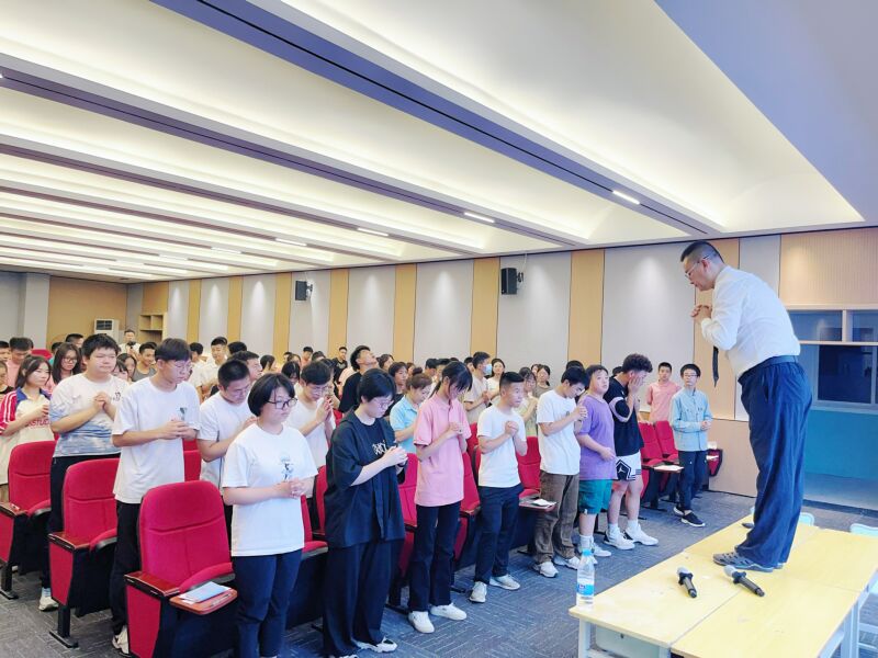 今日速递|王后雄精品补习学校感恩励志演讲报告！