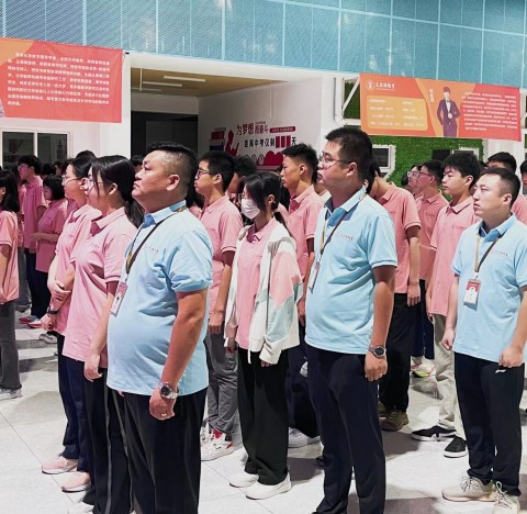 栉风沐雨，砥砺前行—王后雄精品补习学校举行周一升旗仪式暨第一次月考表彰大会