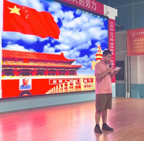栉风沐雨，砥砺前行—王后雄精品补习学校举行周一升旗仪式暨第一次月考表彰大会