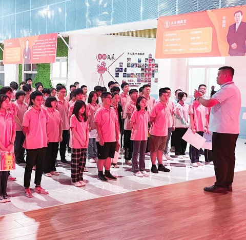 栉风沐雨，砥砺前行—王后雄精品补习学校举行周一升旗仪式暨第一次月考表彰大会